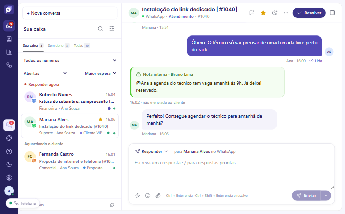 Caixa de entrada do qTalk com uma conversa de WhatsApp aberta e uma nota interna da equipe